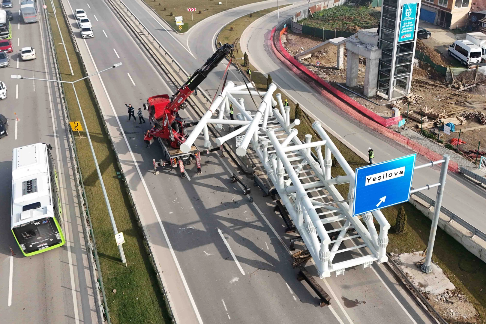 Kocaeli'de Solaklar Kavşağı’nda 120 tonluk dev montaj 