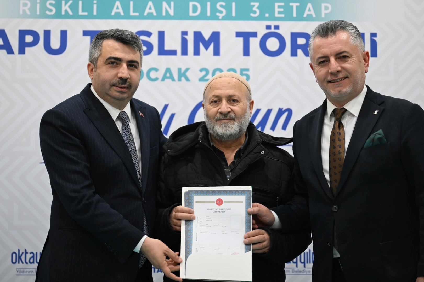 Bursa Yıldırım’da 960 hak sahibi tapularını teslim aldı 