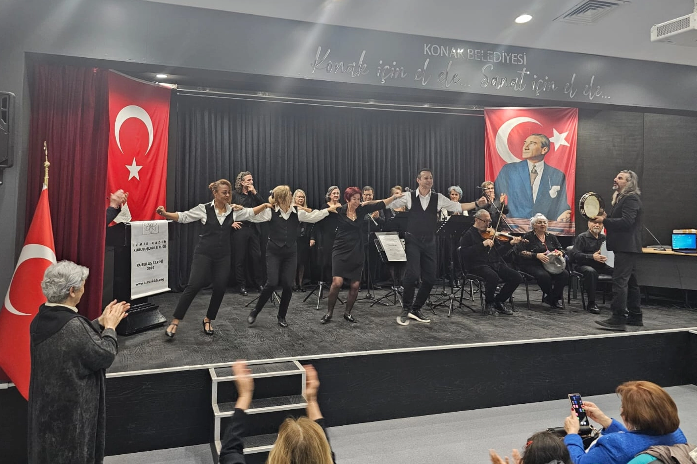 İzmirli kadınlardan mübadeleye müzikli-danslı anma 