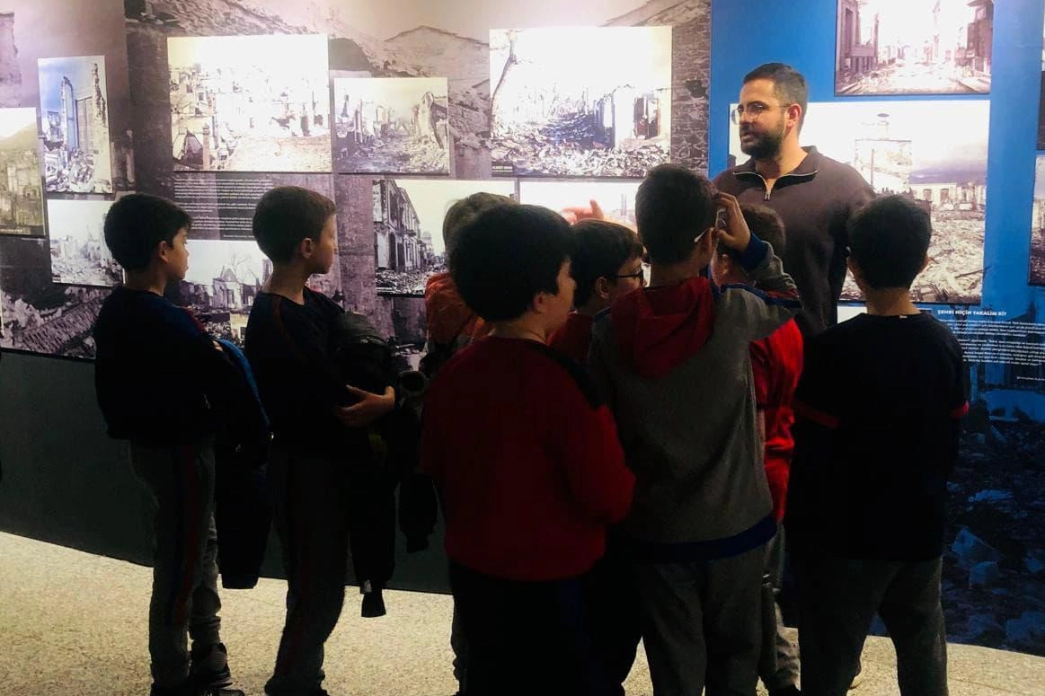 Çocuklar İzmir’in tarihini sergiler, atölyeler ve öykülerle öğreniyorlar 