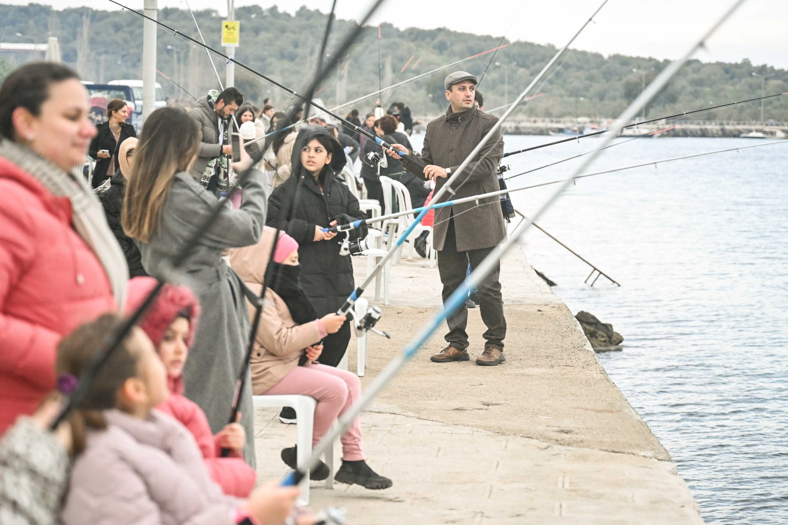 İzmir Bornovalı çocuklar balık tutmayı öğrendi 