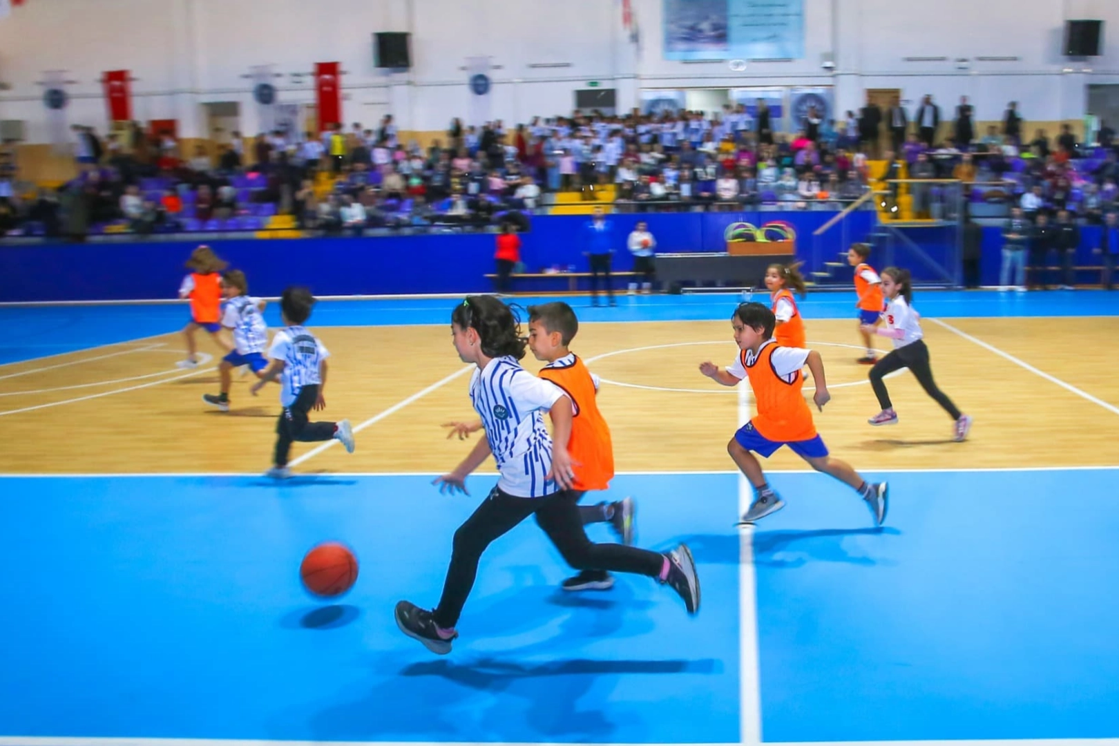 İzmir Karabağlar'da 850 minik sporcudan coşkulu sömestr 