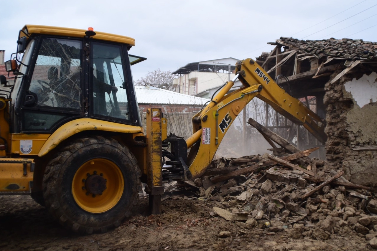 Bursa Yenişehir’de metruk binalar yıkılıyor 