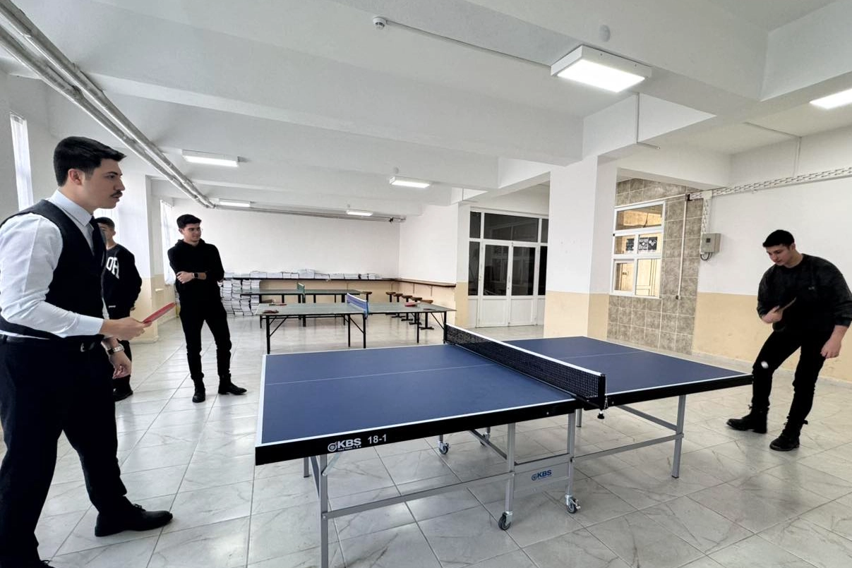 Bilecik Kaymakamı liseli öğrencilerle masa tenisi maçı yaptı 