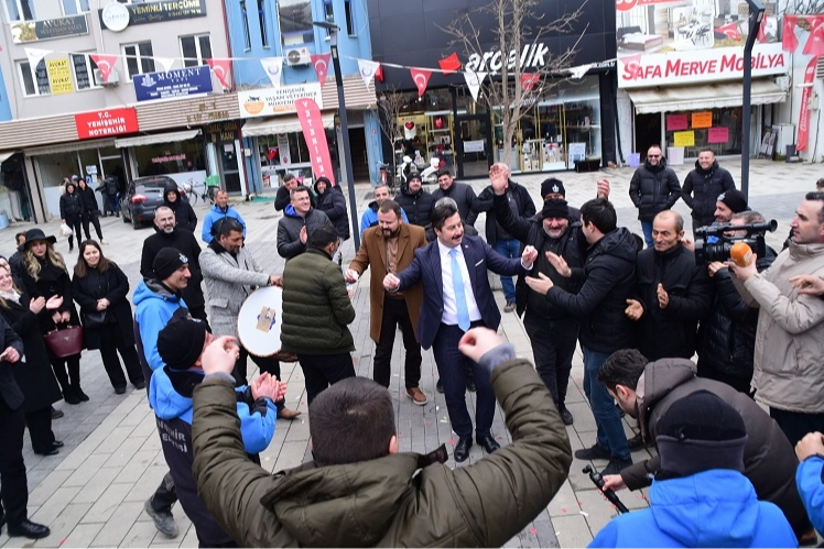Ercan Özel işçinin yüzünü güldürdü 