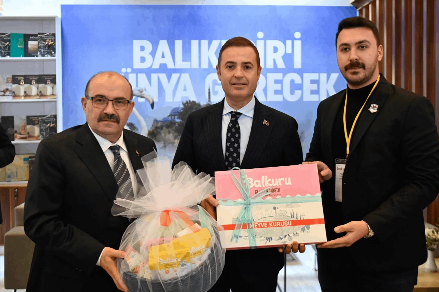 Vali Ustaoğlu, EMITT’te Balıkesir standını ziyaret etti 