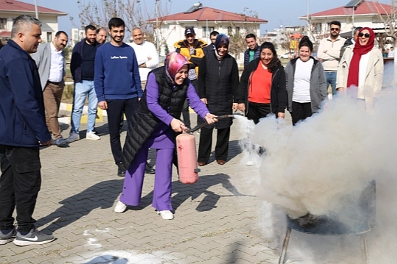 Hatay itfaiyesinden sevgievlerinde yangı tatbikatı 