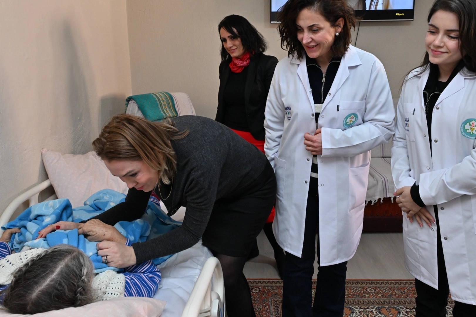 Manisa'da Başkan eşinden huzurlu ziyaret 