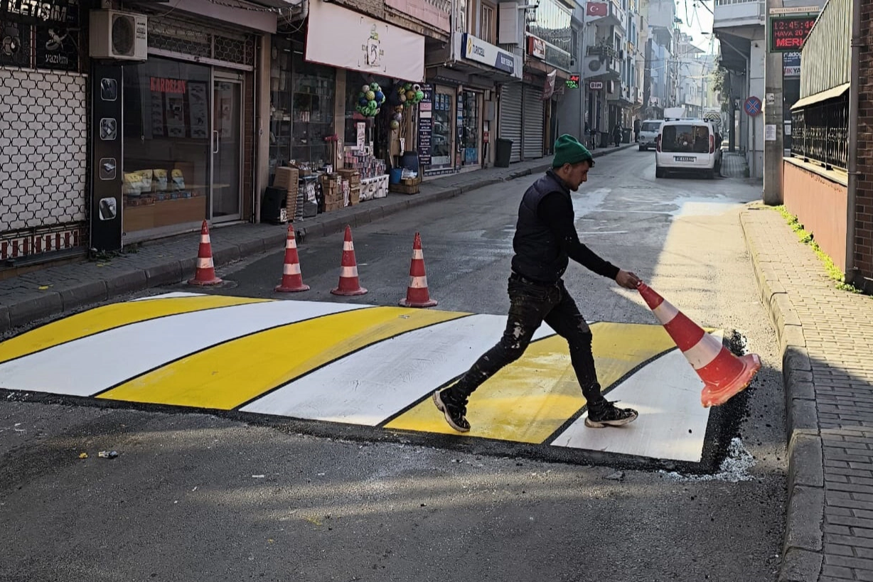 Bursa Osmangazi'de okul önlerine hız kesici kasis 