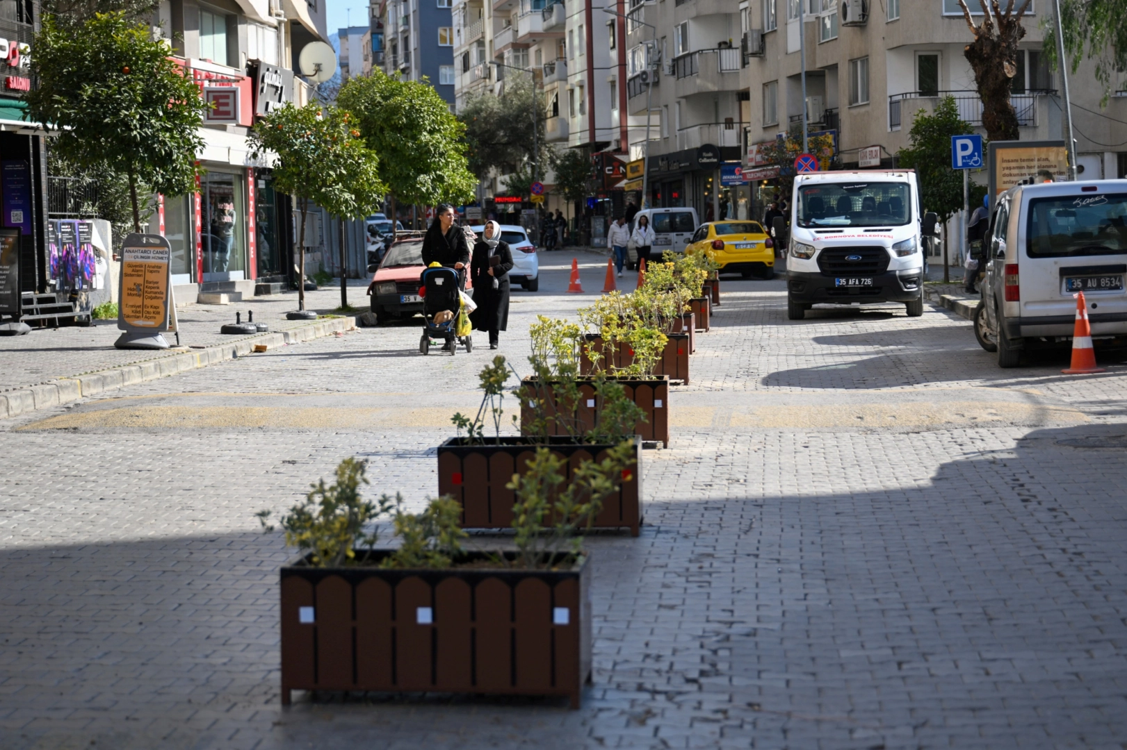 İzmir Bornova'da ulaşım ve trafik düzenlemelerine devam 