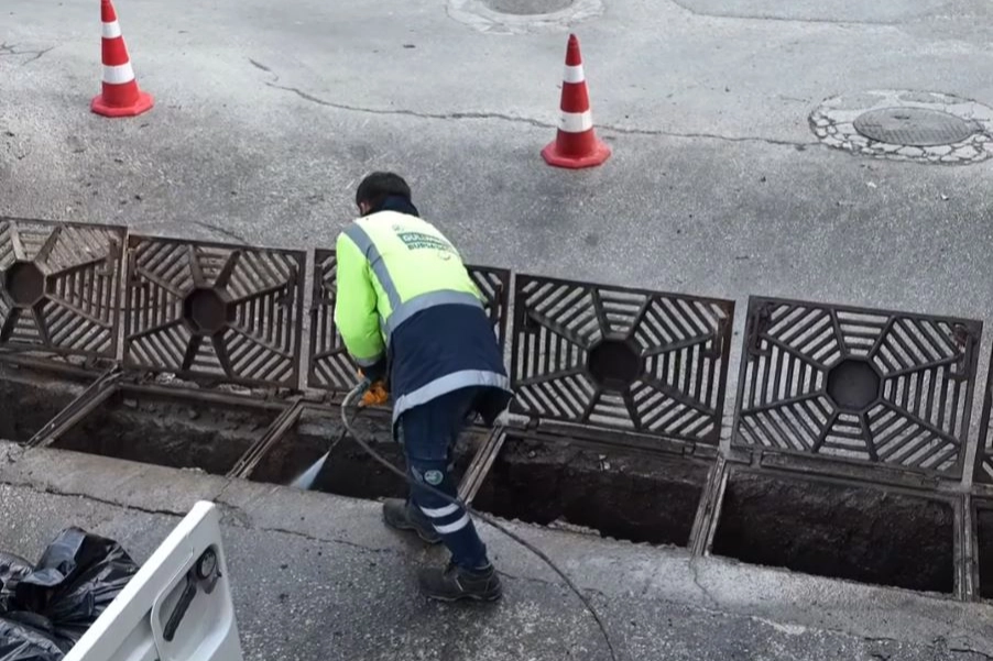 Bursa Büyükşehir’den taşkın risklerine karşı ızgara temizliği 