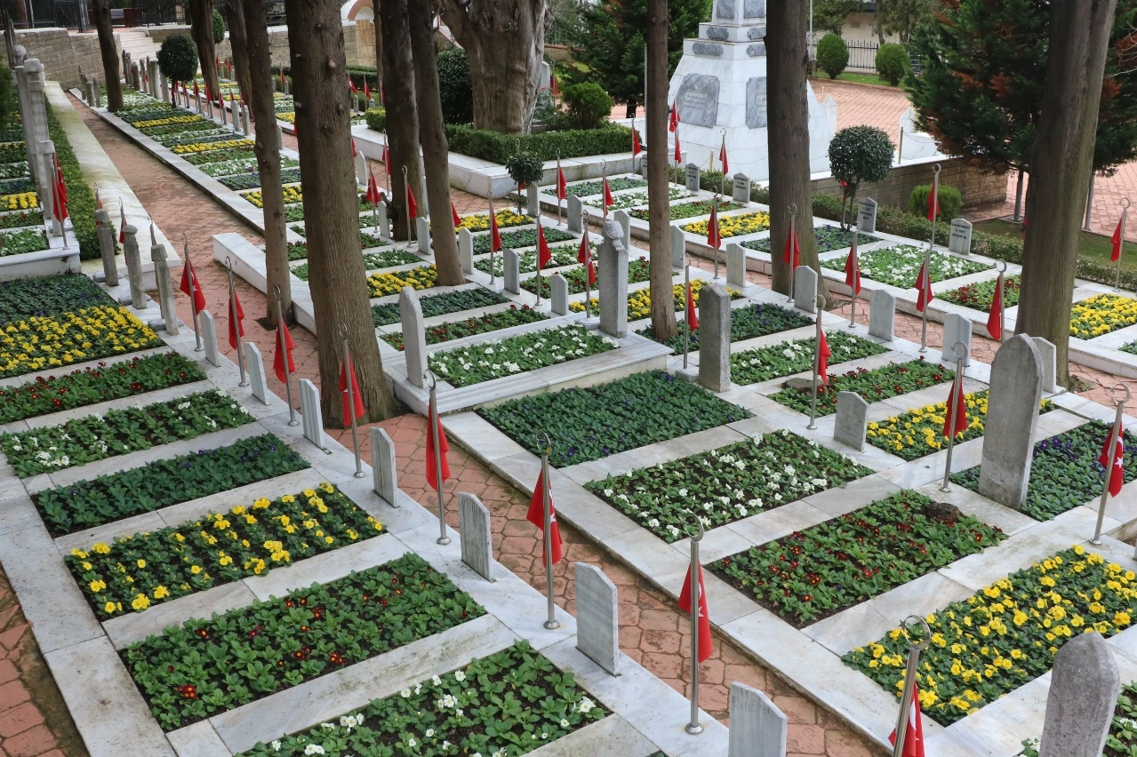 Kocaeli şehitliğinde çiçekler açtı 