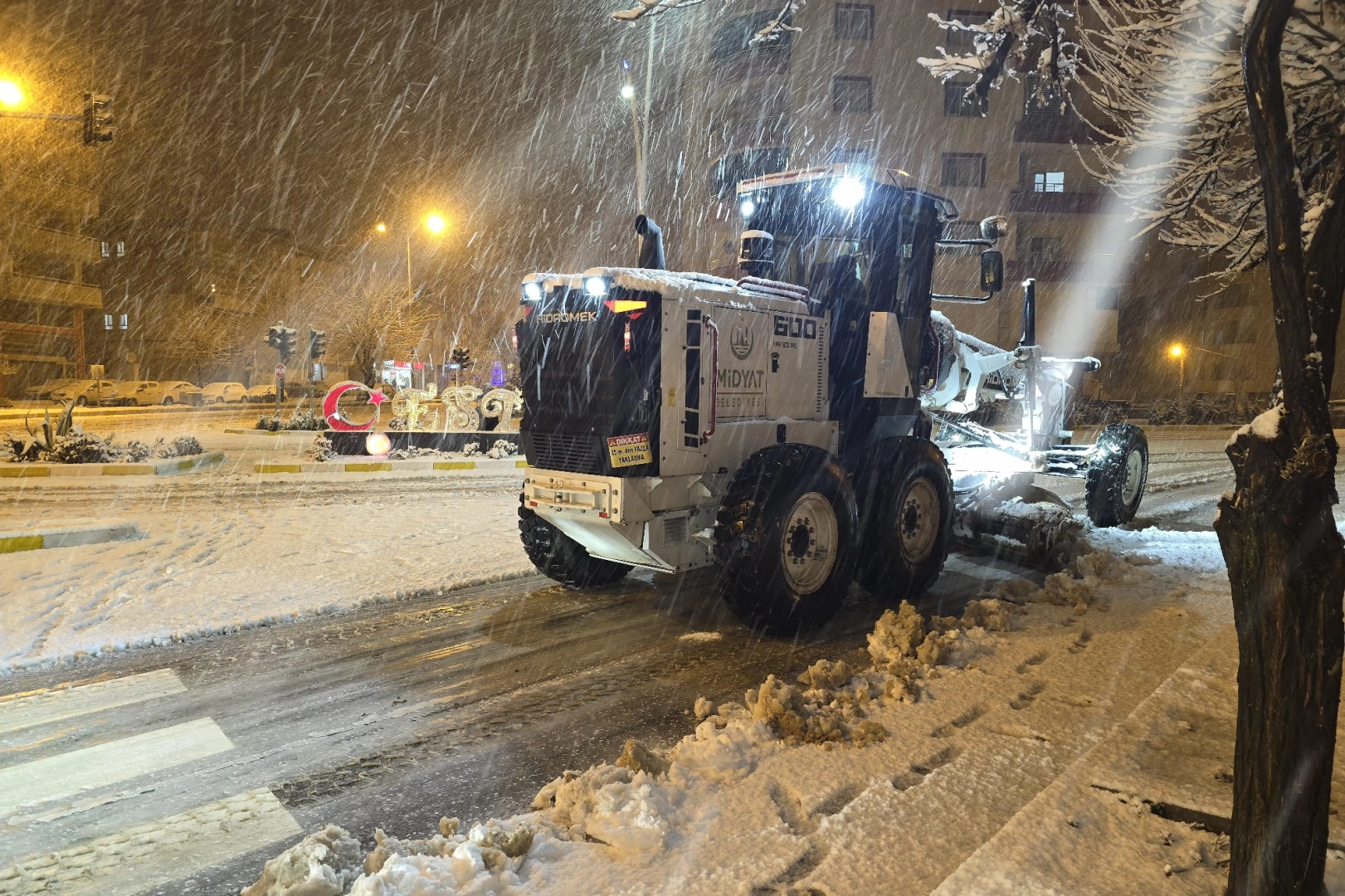 Mardin Midyat'ta karlar temizleniyor 
