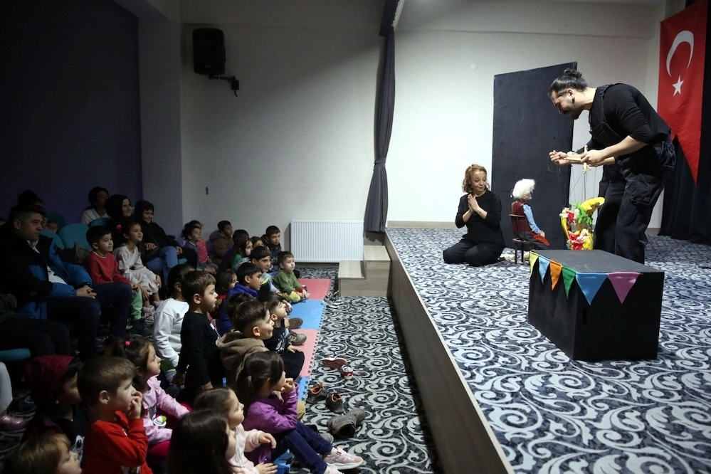 Eskişehir kırsalında çocuklara Pinokyo oyunu 