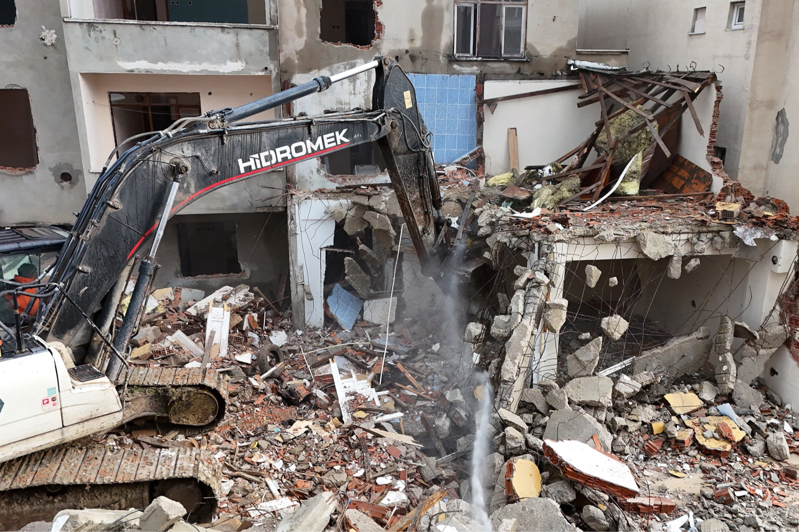İstanbul Büyükçekmece'de deprem riski taşıyan 23 yapı yıkıldı 