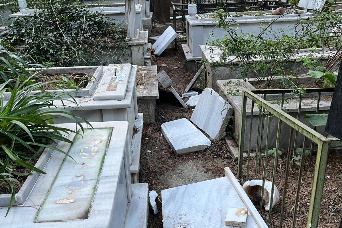 İzmir'de vandalizm kurbanı 39 mezarda çalışma başlatıldı 