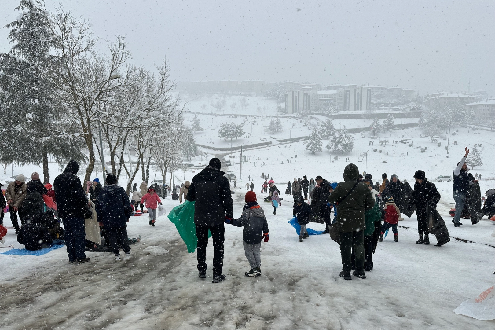 Düzce'de devam eden kar yağışı eğlenceye döndü 