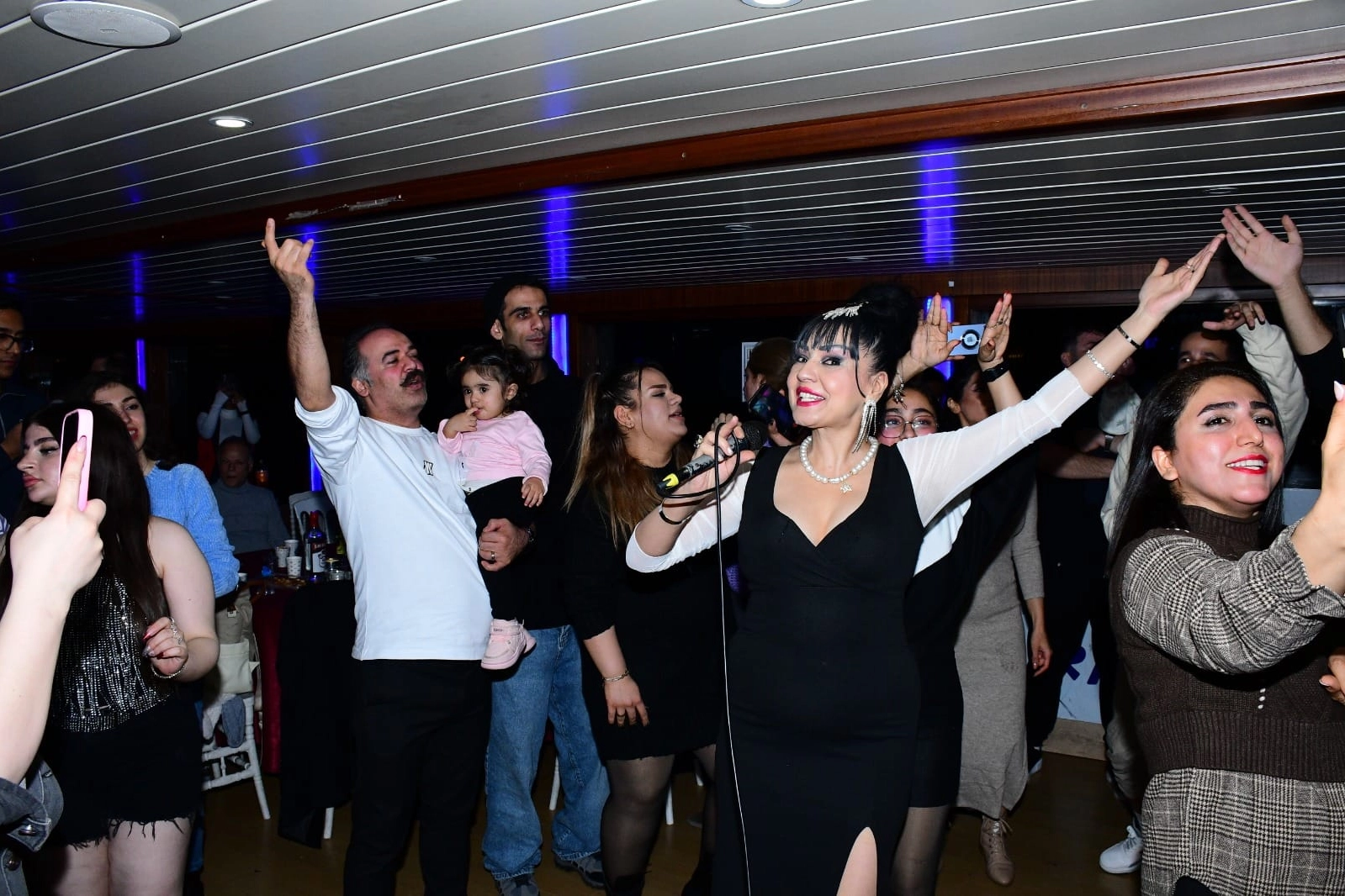 Şahsenem İstanbul Boğazı'nda İran Areş gemisinde 