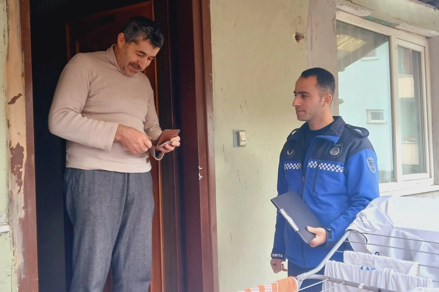 Kocaeli Zabıtası kayıp cüzdanı sahibine ulaştırdı 