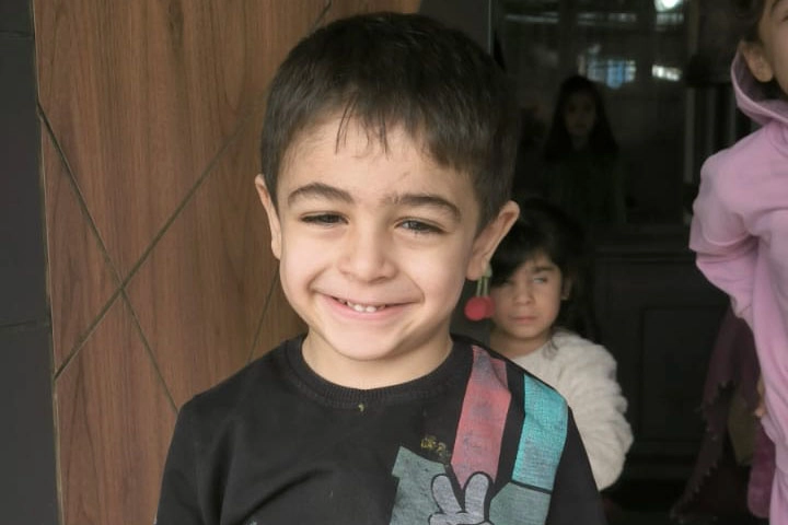 Sakarya'da kahraman itfaiyeciler minik Ahmet'i alevlerin arasından çıkardı 
