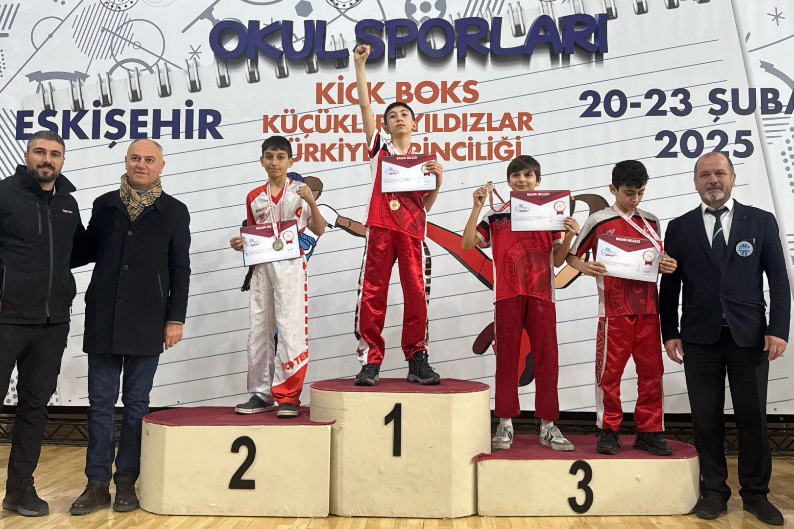 Bilecik Pazaryerili kick boksçular madalyalara doymuyor 