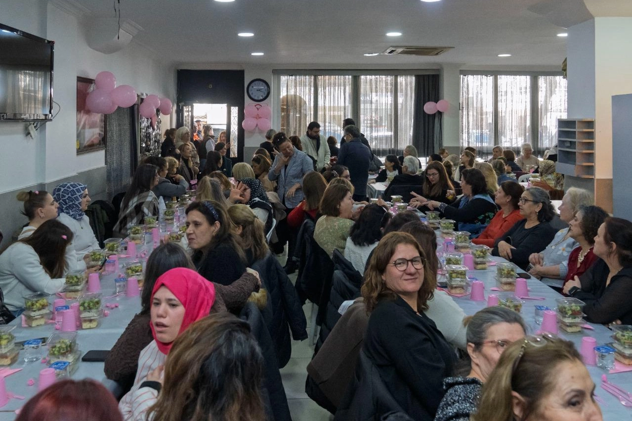 İzmir’de sağır ve işitme engelli kadınlar bir araya geldi 
