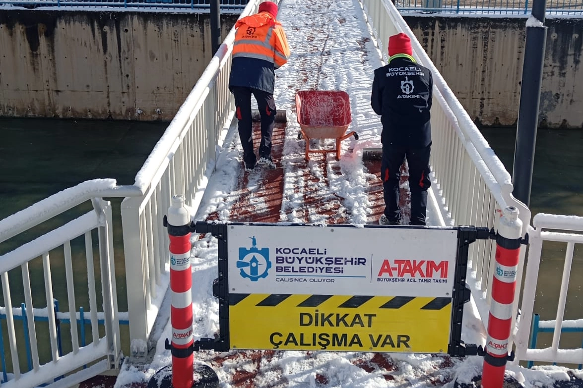Kocaeli'de kar dindi, Büyükşehir’in çalışması bitmedi! 