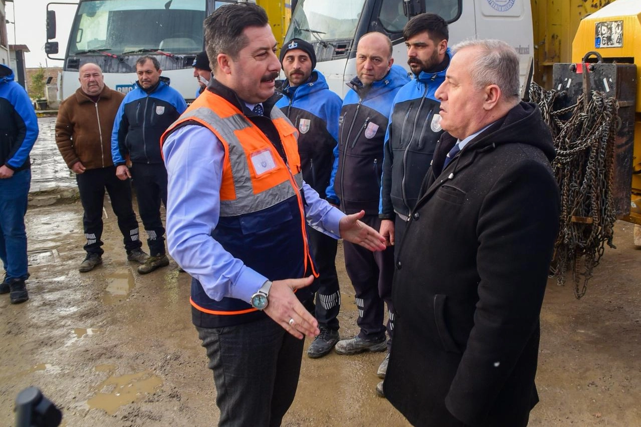Bursa Yenişehir'de kar çalışmaları aralıksız sürdü 
