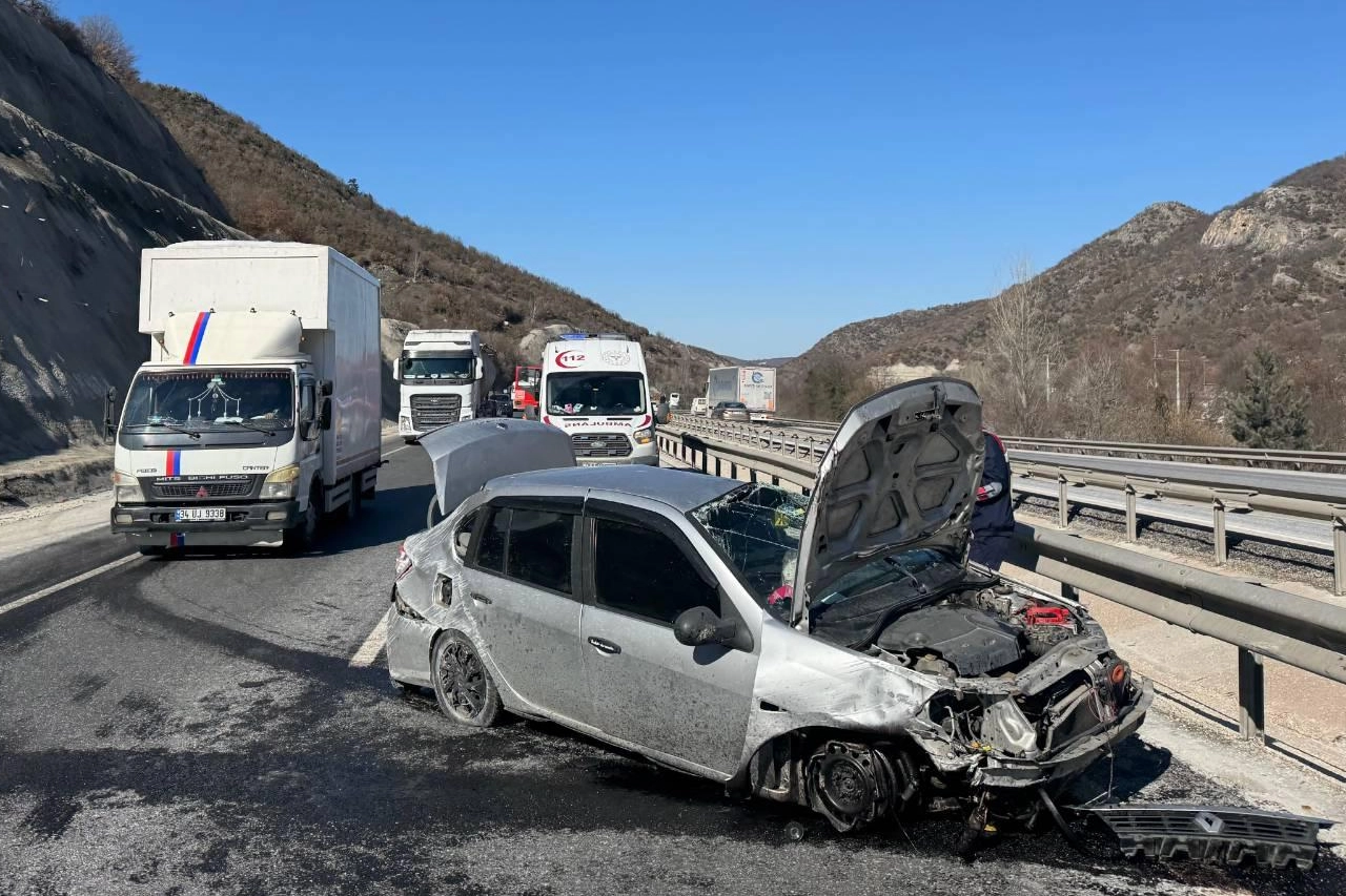 Bilecik Pazaryeri’nde trafik kazası: 3 yaralı 