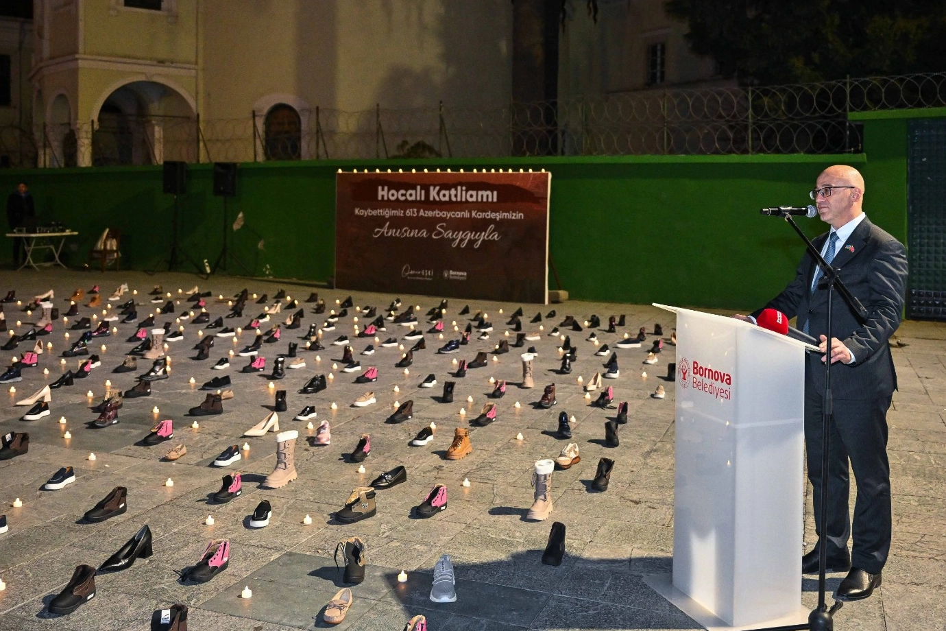 Hocalı'da katledilenler Bornova’da anıldı... 613 kişiyi temsilen 613 çift siyah ayakkabı 