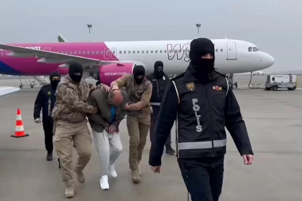 Biri Polonyo'dan, biri Bulgaristan'dan alındı! Kırmızı bültenli iki zanlı Türkiye'ye getirildi! 