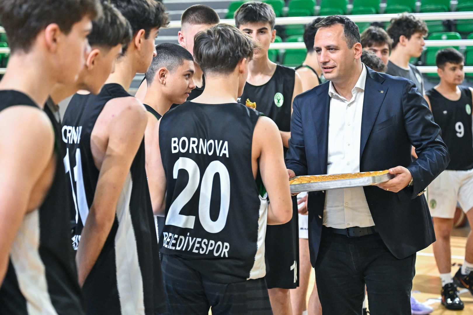 İzmirli sporculara baklavalı moral ziyareti 