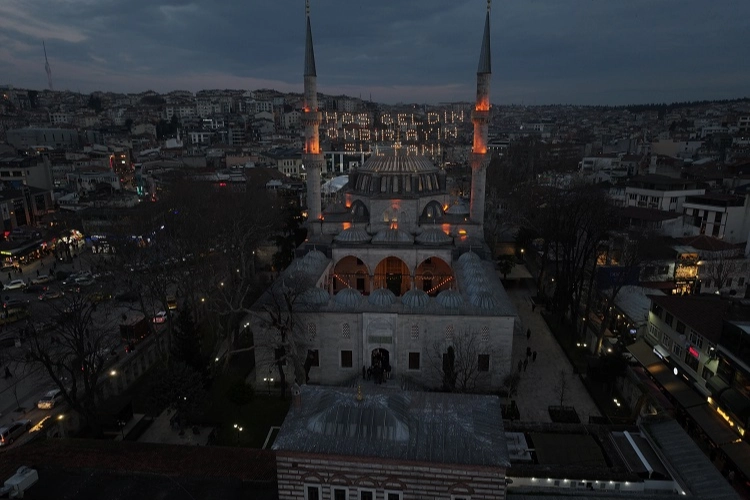 İstanbul Üsküdar'da çifte ezan geleneği sürüyor 