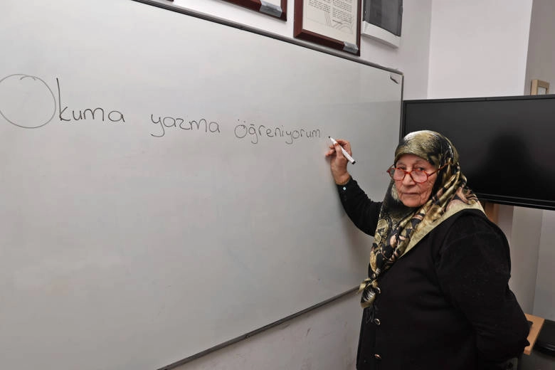 84 yaşındaki Ayşe Nine okuma yazmayı ATASEM'de öğreniyor 