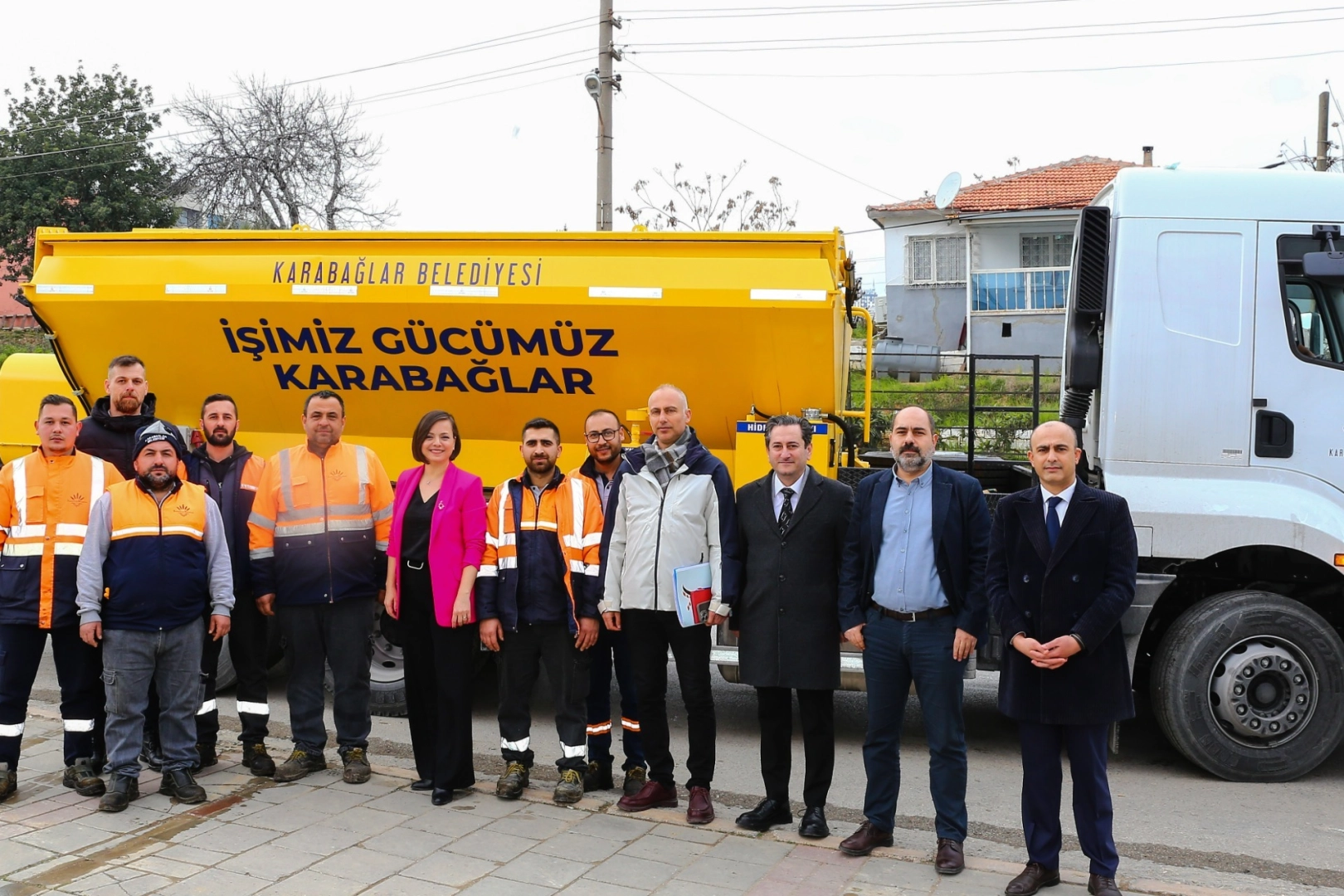 İzmir Karabağlar’da çukurlara anında müdahale! Asfalt yama robotu sahaya indi! 
