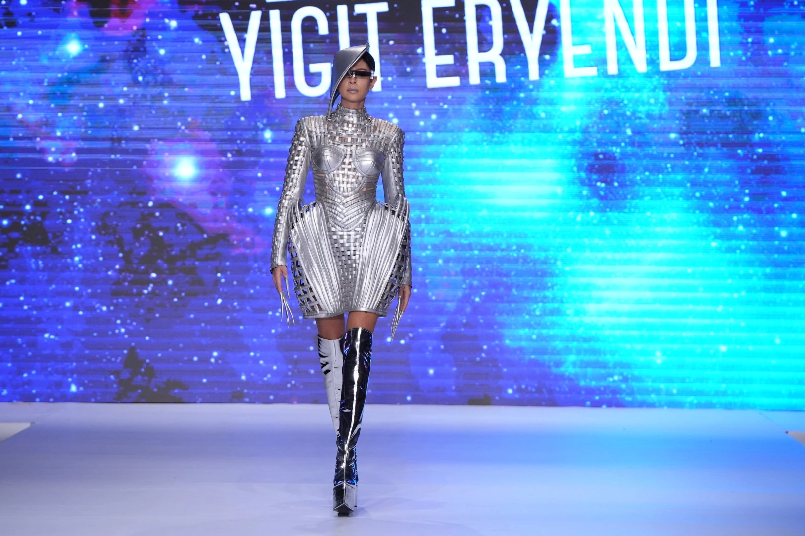 İzmirli modacı, izleyicileri 2078’e götürdü 
