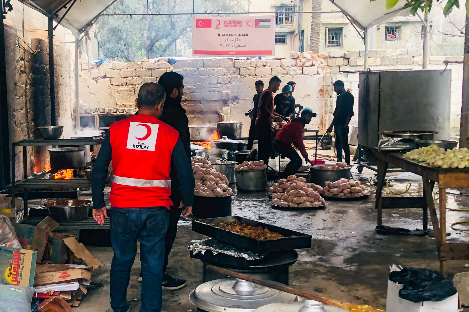 Türk Kızılay Gazze'de... Günlük 30 bin kişilik iftar 