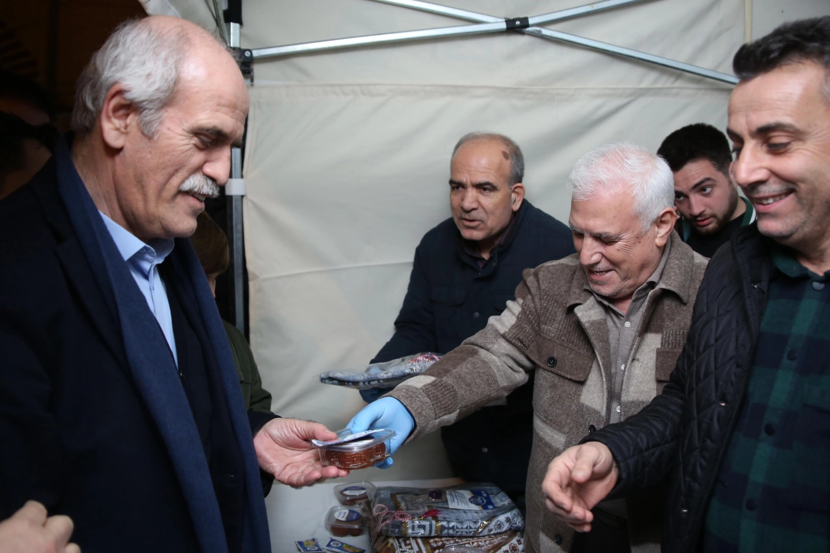 Bursa'da Başkan Bozbey'den Altepe'ye tatlı ikramı 