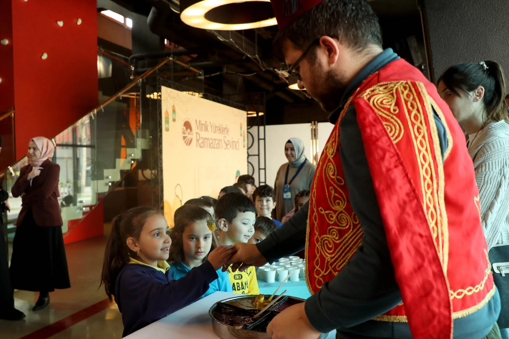 Sakarya'da minik yüreklere Ramazan sevincini taşıdılar 
