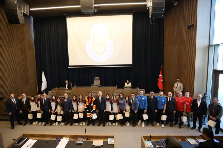 Bursa İnegöl’ü gururlandıran isimler mecliste ödüllendirildi 