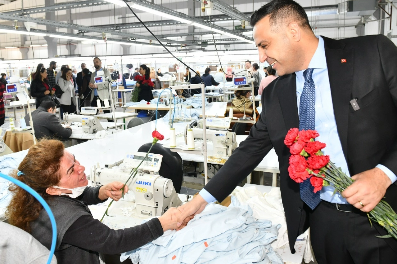 Başkan Yıldız emekçi kadınlara kırmızı karanfil dağıttı 
