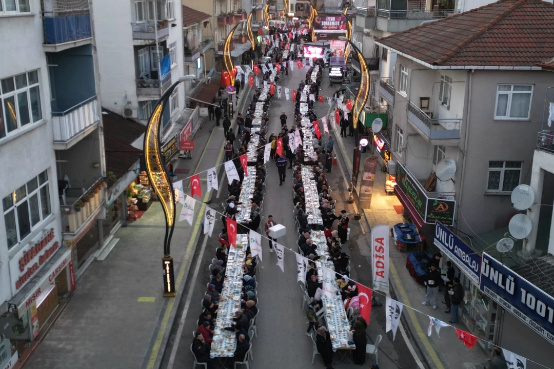 Başkan Hürriyet, halk iftarında Kuruçeşmelilerle bir araya geldi 