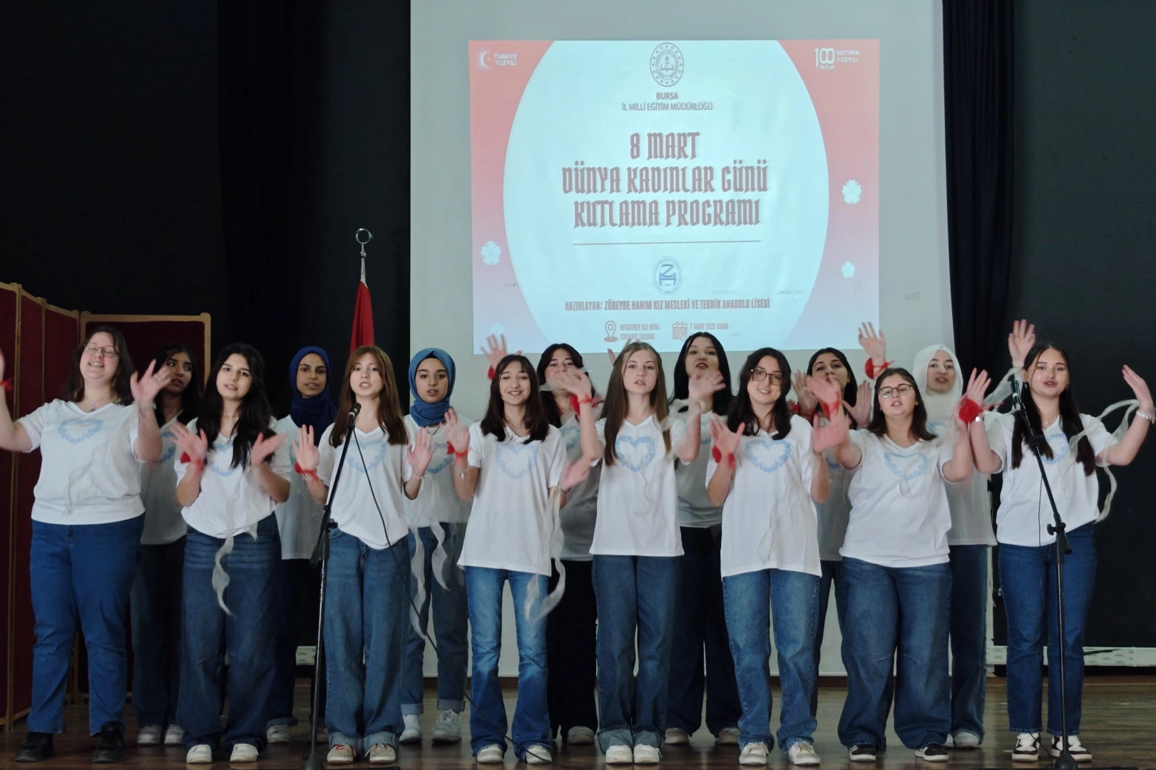 Bursa'da liseli öğrencilerden 8 Mart programı 