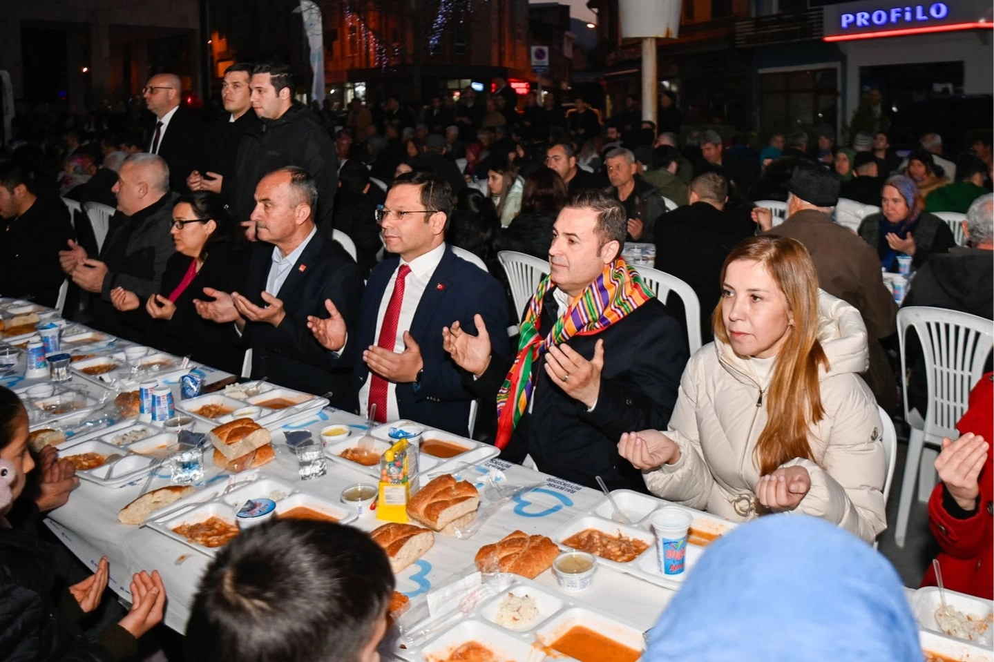 Balıkesir Büyükşehir'den Sındırgı'da 2 bin kişiye iftar 