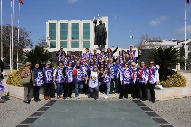 Kadınlar Efes Selçuk sokaklarında zincir oluşturdu 