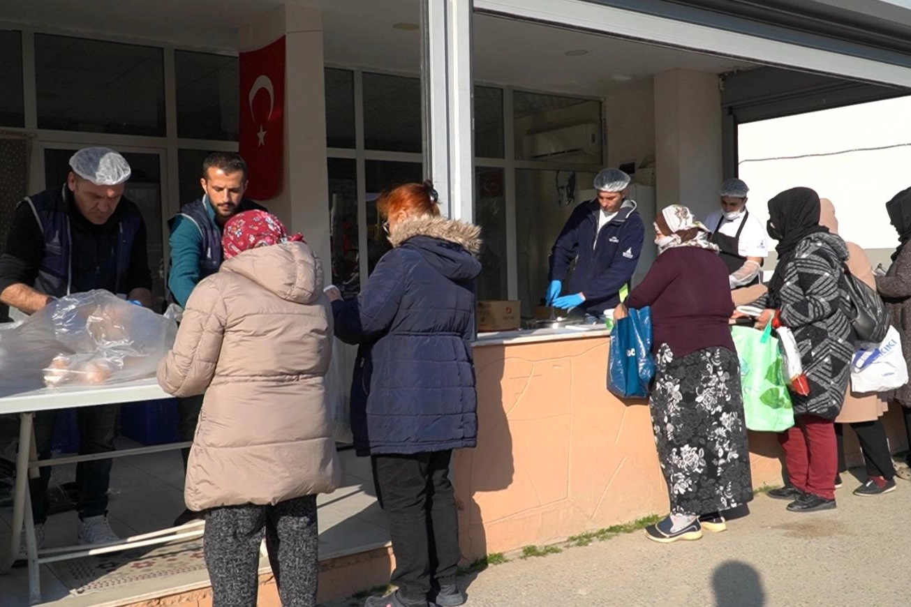 İzmir’de ramazan bereketi sürüyor 