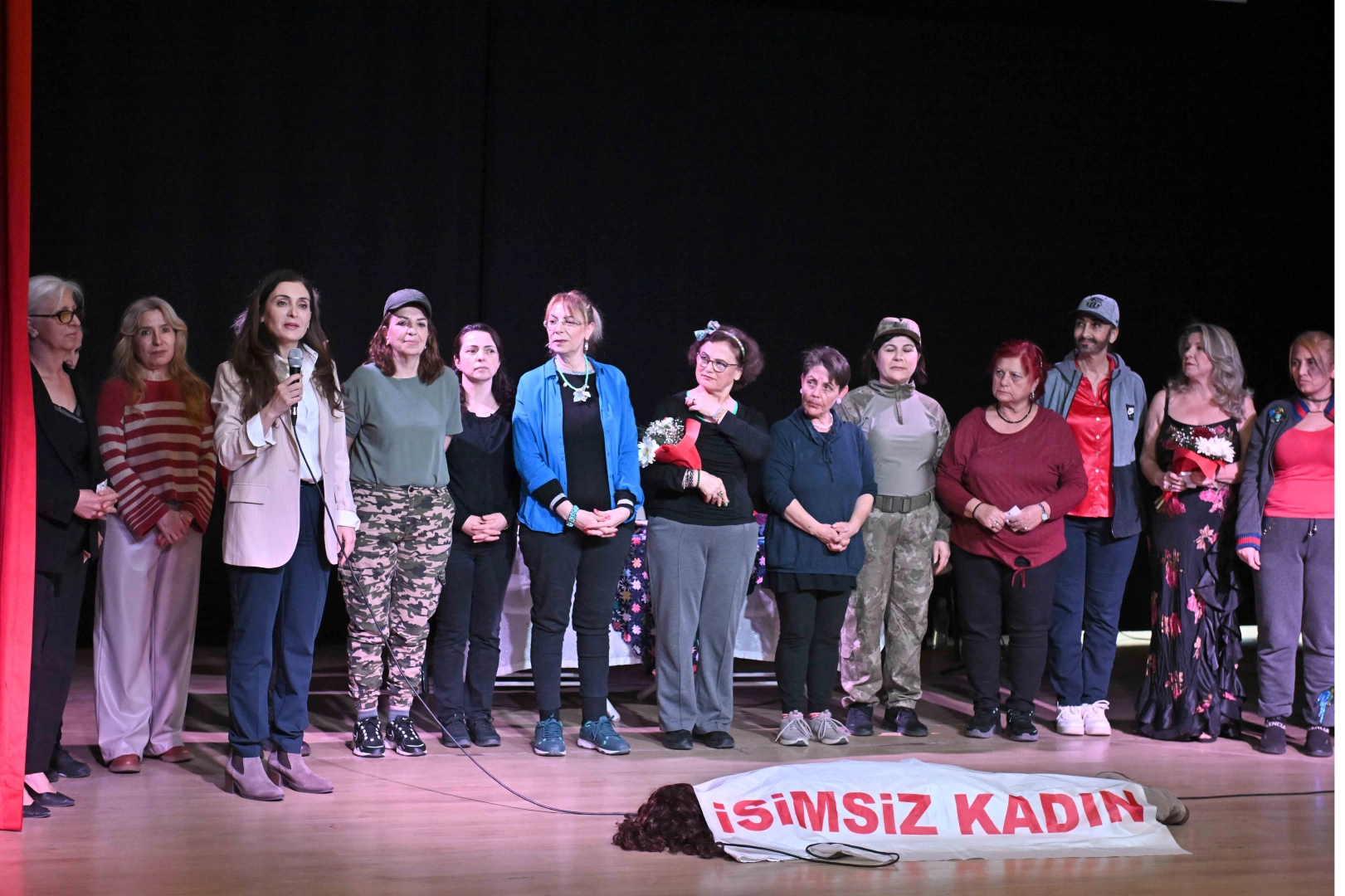 Muratpaşa'da Kadının Gücü Tiyatro Topluluğu 'Kimim Ben' dedi 