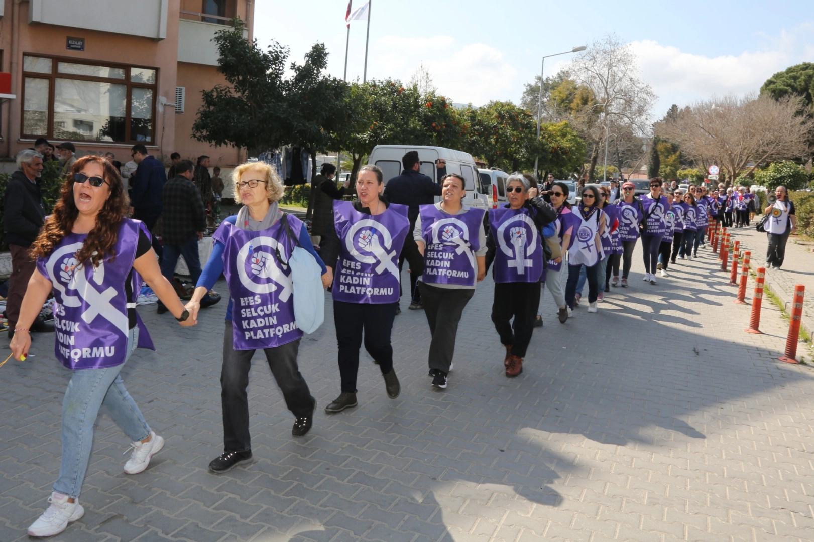 Efes Selçuk sokaklarında kadınlar zincir oluşturdu 