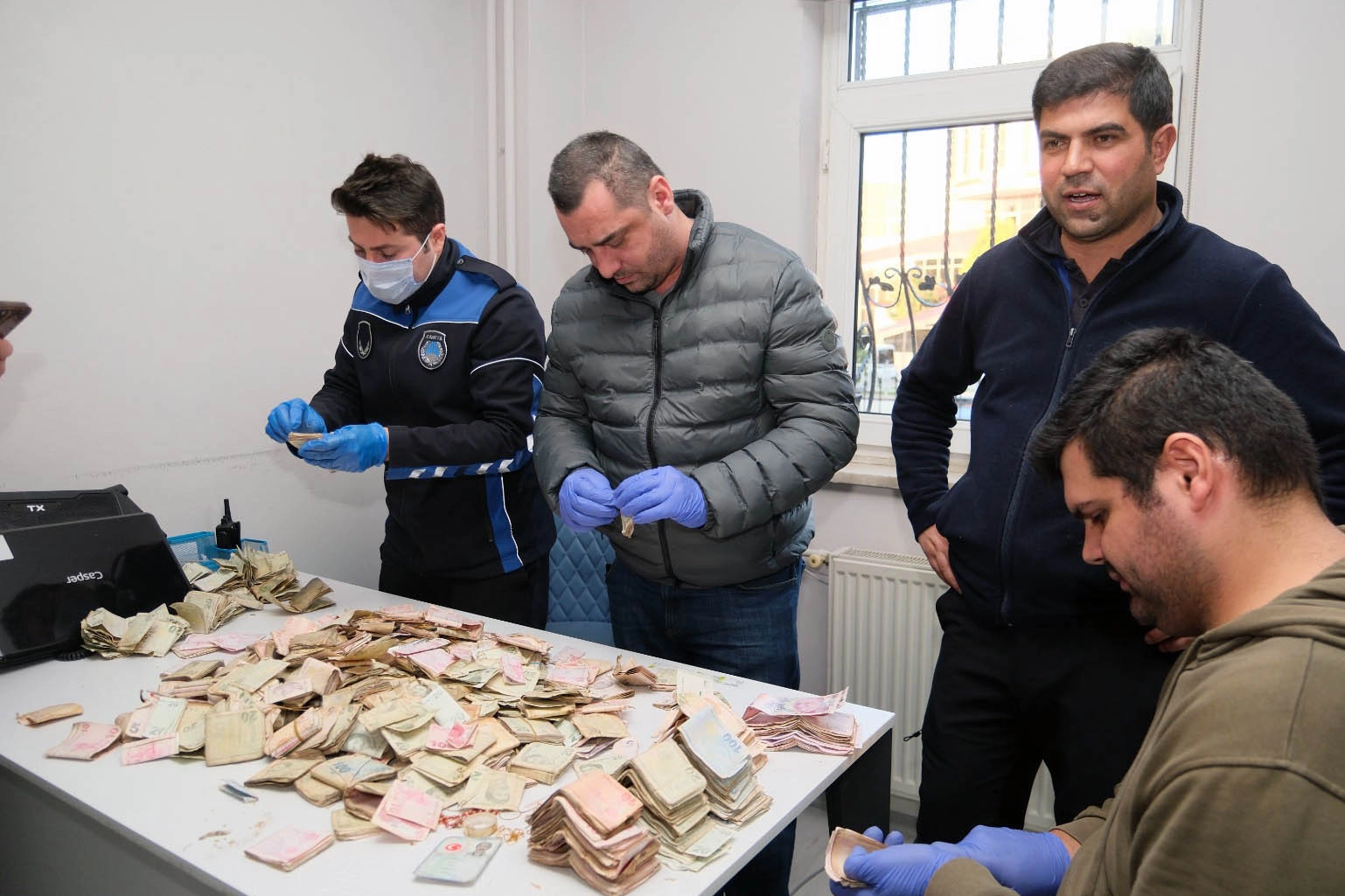 Yalova'da dilenci operasyonu: Üzerinden çıkan paraları 6 zabıta saydı! 