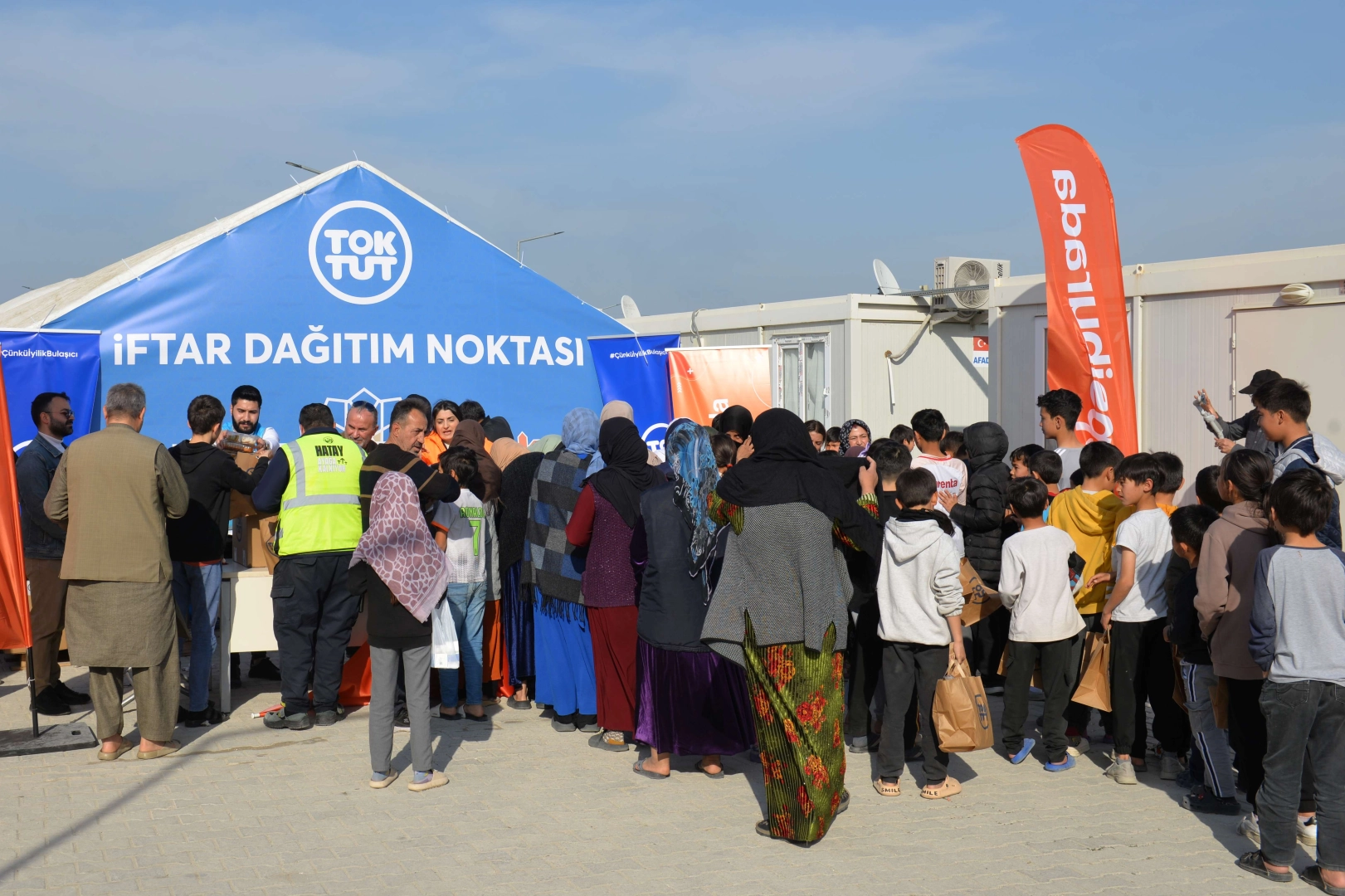Antakya'da 5 bin kişiye sıcak yemek dayanışması 